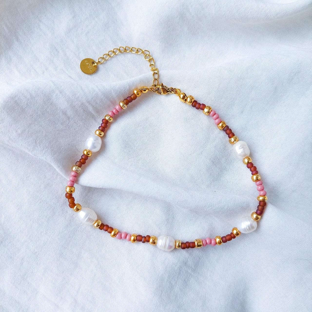 Handmade natural river pearls beaded anklet. Perfect for dreaming about those Bali beaches 🏖️  With acrylic beads, nylon thread and stainless steal hook. 