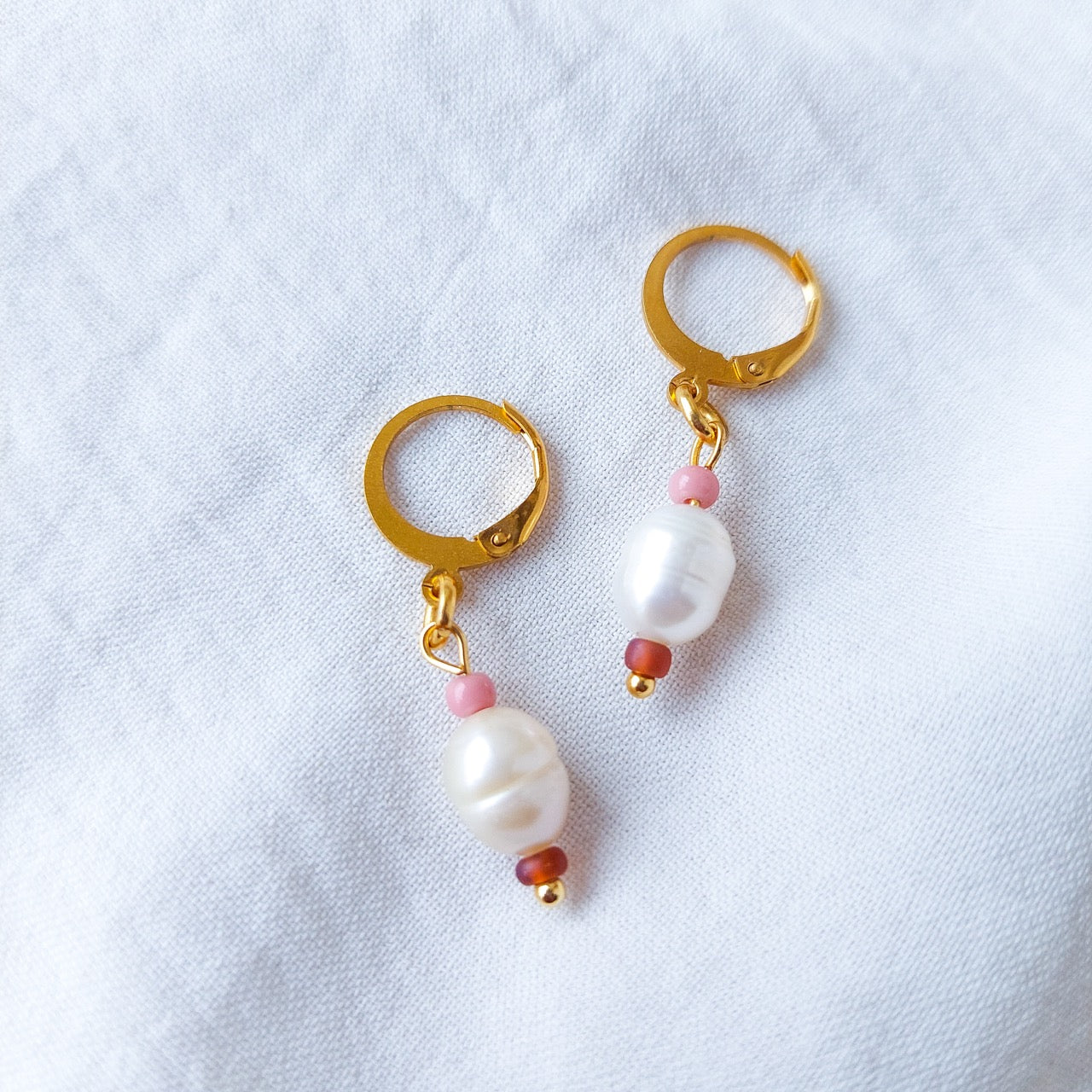 Handmade natural river pearls beaded hoop earrings. Perfect for dreaming about those Bali beaches 🏖️  With acrylic beads and stainless steal hypoallergenic hoops. 