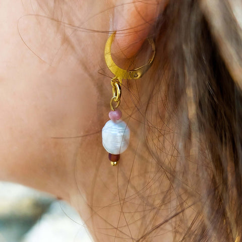 Handmade natural river pearls beaded hoop earrings. Perfect for dreaming about those Bali beaches 🏖️  With acrylic beads and stainless steal hypoallergenic hoops. 