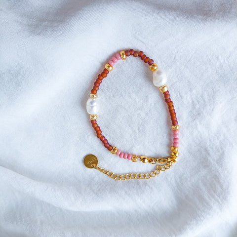 Handmade natural river pearls beaded bracelet. Perfect for dreaming about those Bali beaches 🏖️  With acrylic beads, nylon thread and stainless steal hook. 