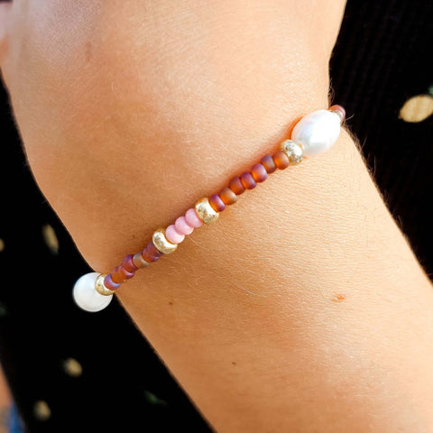 Handmade natural river pearls beaded bracelet. Perfect for dreaming about those Bali beaches 🏖️  With acrylic beads, nylon thread and stainless steal hook. 