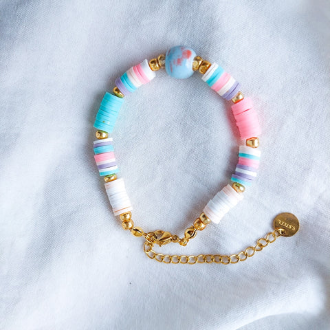 Handmade beaded bracelet perfect for matching and pair for summer vibes ☀️ With acrylic beads, nylon thread and stainless steal hook.